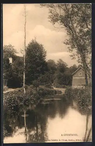 AK Courtavel, Vue sur le cours d`eau et la maison entourée d`arbres