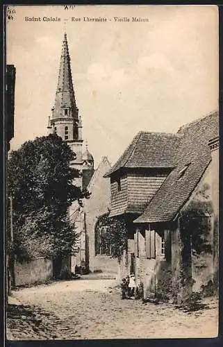 AK Saint-Calais, Rue Lhermitte avec vieille maison et clocher en arrière-plan