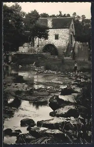 AK Saint-Léonard-des-Bois, Le moulin pittoresque au bord de la rivière