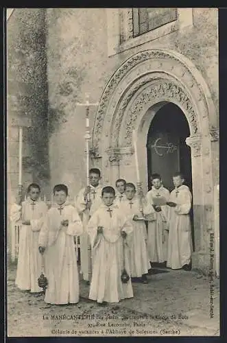 AK Solesmes, La Maîtrise des petits chanteurs à la Croix de Bois devant une église