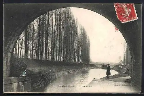 AK La Suze, Coin choisi sous le pont avec vue sur le canal et les arbres en arrière-plan