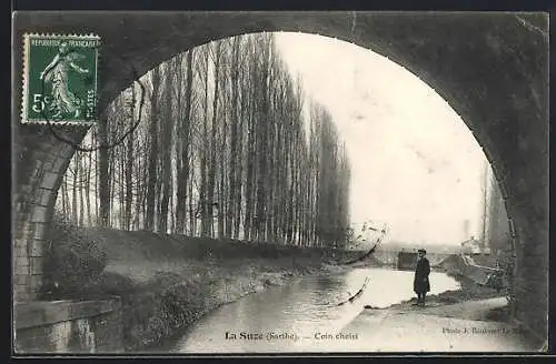 AK La Suze, Coin choisi sous le pont avec rangée d`arbres et rivière