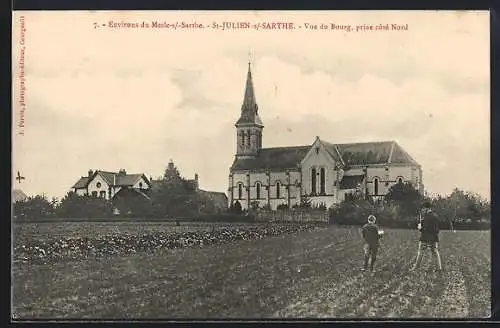 AK St-Julien-sur-Sarthe, Vue du Bourg côté Nord avec église et champs