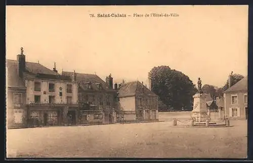 AK Saint-Calais, Place de l`Hôtel-de-Ville avec statue centrale