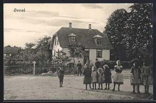 AK Overod, Strassenpartie mit Wohnhaus und Kindern