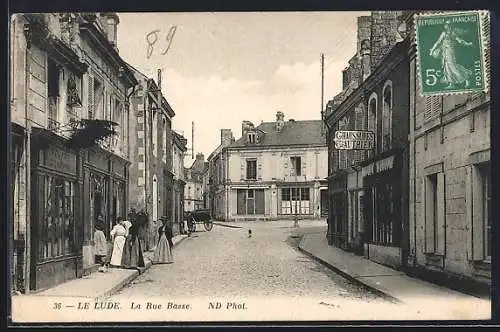 AK Le Lude, La Rue Basse avec passants et commerces