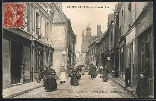 AK Saint-Calais, Animation sur la Grande Rue avec passants et commerces