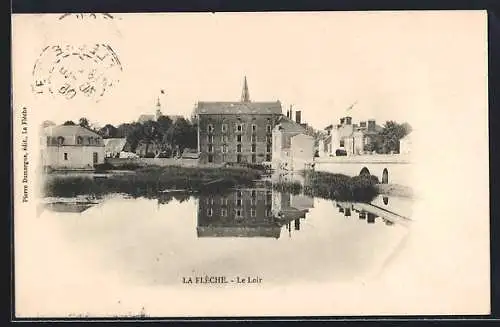 AK La Flèche, Vue sur le Loir et bâtiments adjacents