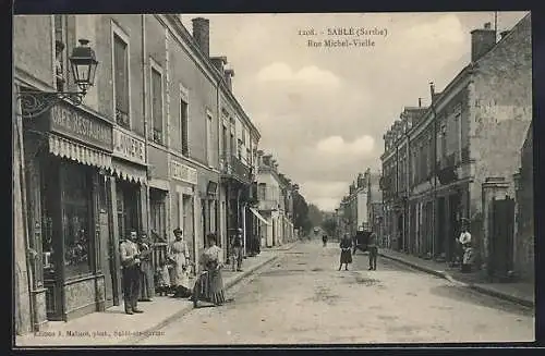 AK Sablé-sur-Sarthe, Rue Michel-Vieille avec passants et boutiques