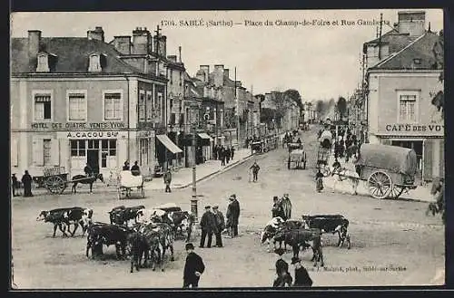 AK Sablé, Place du Champ-de-Foire et Rue Gambetta avec bétail et calèches