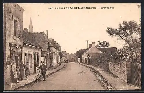 AK La Chapelle-Saint-Aubin, Grande Rue avec habitants et bicyclette