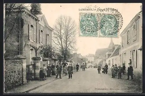 AK Lombron, Rue animée avec villageois et maisons en rangée