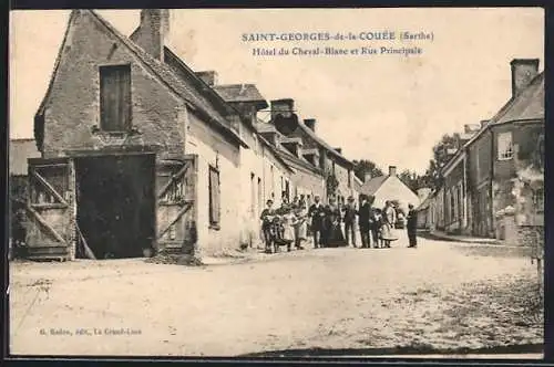 AK Saint-Georges-de-la-Couée, Hôtel du Cheval-Blanc et Rue Principale