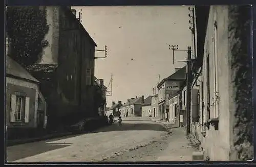 AK St-Georges-du-Bois, Rue principale avec passants et bâtiments anciens