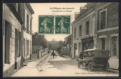 AK St-Vincent-du-Lorouër, Direction de La Chartre avec calèche et voiture ancienne dans la rue principale