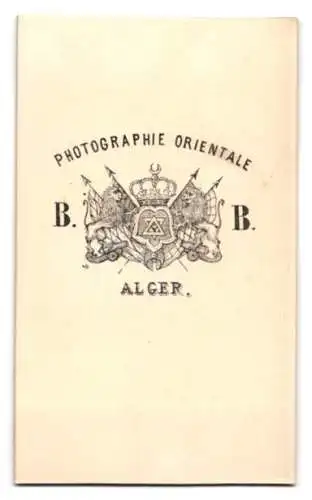 Fotografie B. B., Alger, hübsche junge Algerierin als Haremsdame mit Haremsdiener der ihr Tee eingiesst