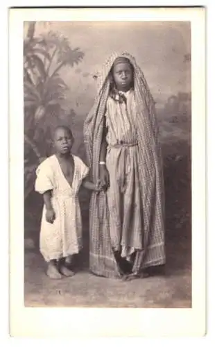 Fotografie Alary & Geiser, Alger, algerische Afrikanerin mit ihrem kleinen Sohn im karierten Gewand