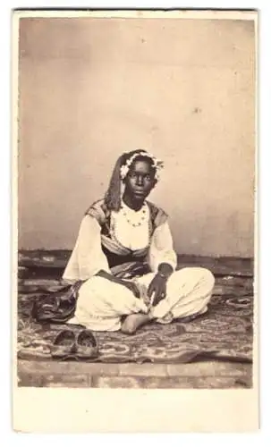 Fotografie A. Calvier, Alger, algerische Afrikanerin in Tracht mit Kopfschmuck und Halskette