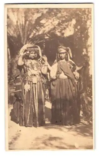 Fotografie B. B., Alger, zwei junge Algerierinnen in Tracht festlich geschmückt