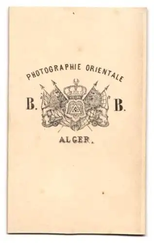 Fotografie B. B., Alger, zwei junge Algerierinnen in Tracht festlich geschmückt