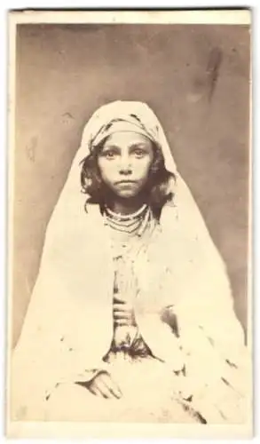 Fotografie Saharienne, Alger, kleine Algerierin im weissen Kleid mit Kopftuch und Schuck Halsketten