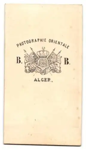 Fotografie B. B., Alger, zwei hübsche junger Algerierin in weissen Gewändern umarmen sich