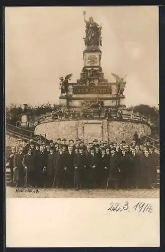 AK Rüdesheim am Rhein, Männer vor dem Nationaldenkmal