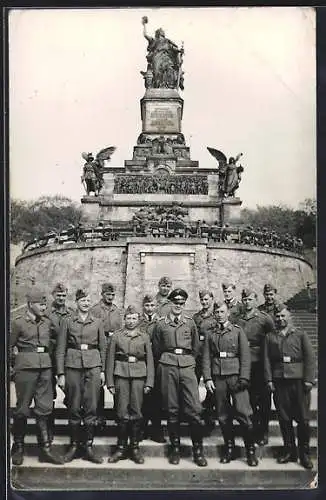 AK Rüdesheim am Rhein, Soldaten an dem Niederwalddenkmal