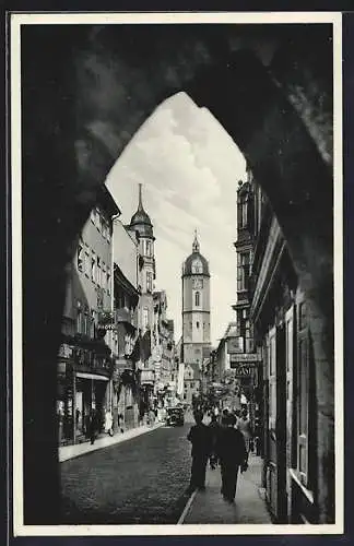 AK Jena, Johannisstrasse mit Geschäften und Stadtkirche durch das Johannistor gesehen