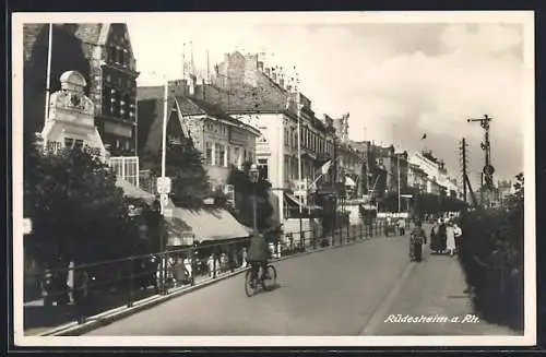 AK Rüdesheim / Rhein, Strassenpartie im Ort