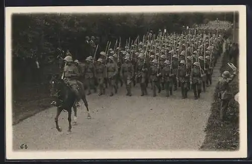 AK Schweizer Soldaten beim Marsch