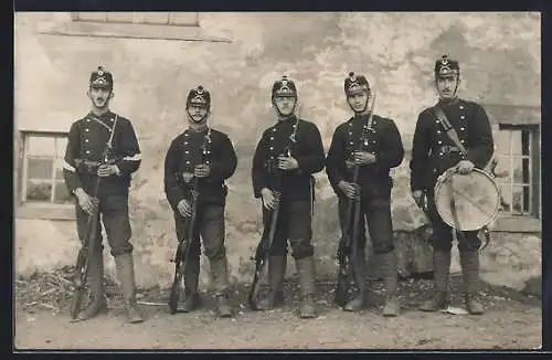 AK Schweizer Soldaten mit Waffen und Trommel