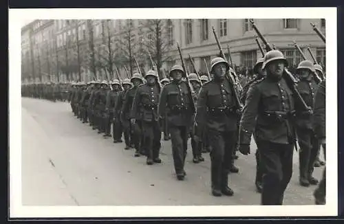 AK Schweizer Soldaten beim Marsch