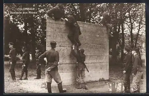 AK Colombier, Obstacle aux Allees, Schweizer Soldaten in Uniform