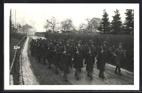 AK Schweizer Soldaten beim Marsch