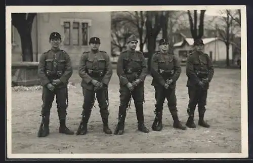 AK Gruppenaufnahme von Schweizer Soldaten