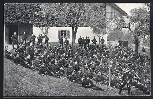 AK Schweizer Soldaten auf einer Wiese