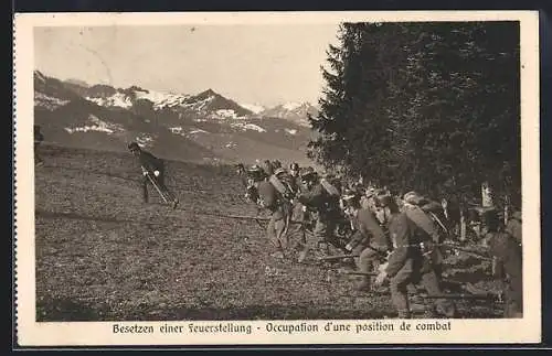 AK Schweizer Soldaten beim Besetzen einer Feuerstellung