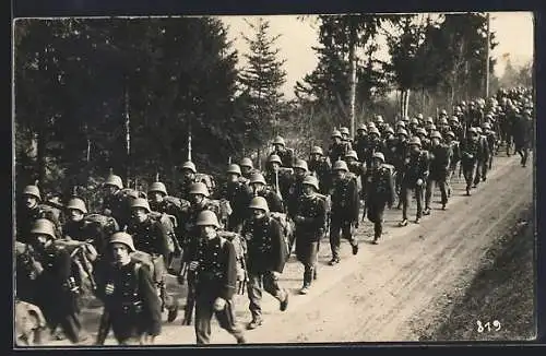 AK Schweizer Soldaten beim Marsch