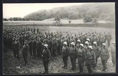 AK Schweizer Soldaten stehen stramm