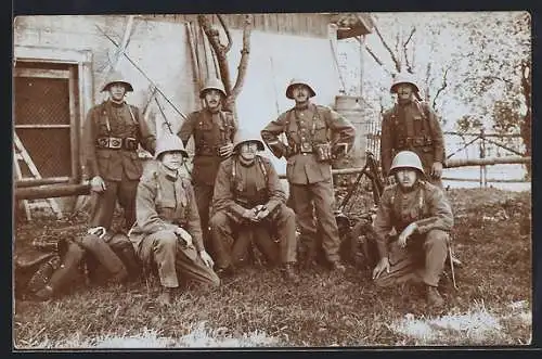 AK Schweizer Soldaten vor einem kleinen Haus