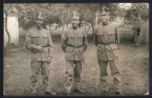 AK Schweizer Soldaten in Uniform in einem Garten