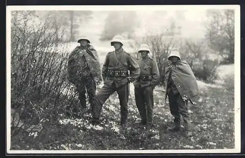 AK Schweizer Soldaten in Winter-Uniform