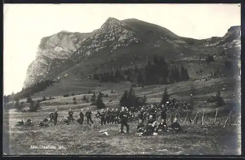 AK Mobilisation 1914, Schweizer Soldaten in Uniform vor den Bergen