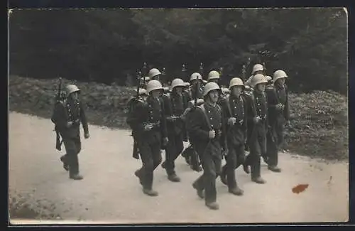 AK Schweizer Soldaten in Uniform beim Marsch