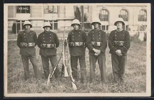 AK Schweizer Soldaten in Uniform, Gruppenaufnahme