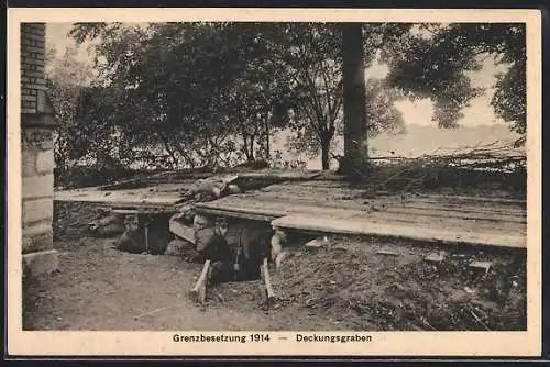 AK Grenzbesetzung 1914, Schweizer Soldaten im Deckungsgraben