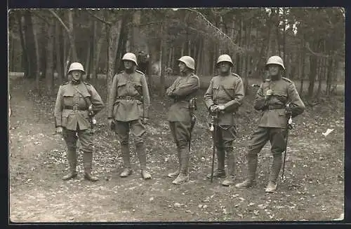 AK Schweizer Soldaten in Uniform stehen am Waldrand