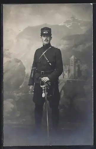 AK Schweizer Soldat in Uniform mit Degen