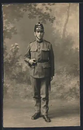 Foto-AK Schweizer Soldat in Uniform mit Schirmmütze